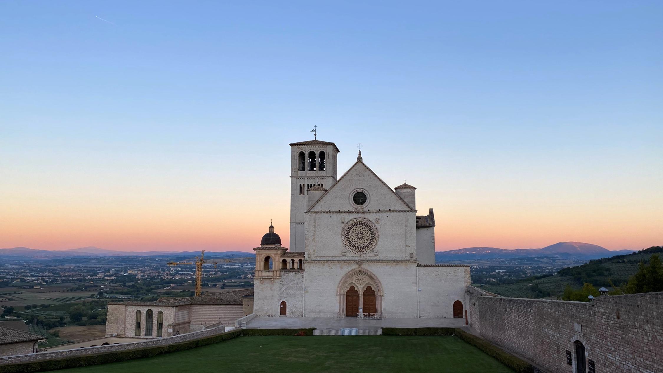Kirche in Assisi im Abendlicht